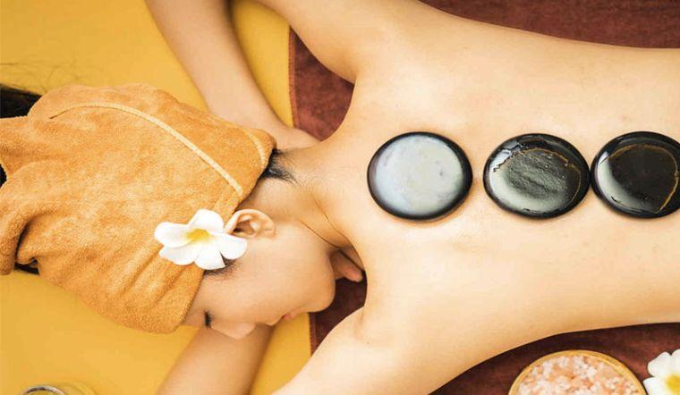 Massage đá nóng là một phương pháp thư giãn đặc biệt, sử dụng đá nóng để làm dịu cơ thể, giúp giải tỏa căng thẳng và phục hồi năng lượng. Hãy cùng tìm hiểu kỹ hơn về những lợi ích tuyệt vời của phương pháp này và những lưu ý cần thiết khi trải nghiệm massage đá nóng.
