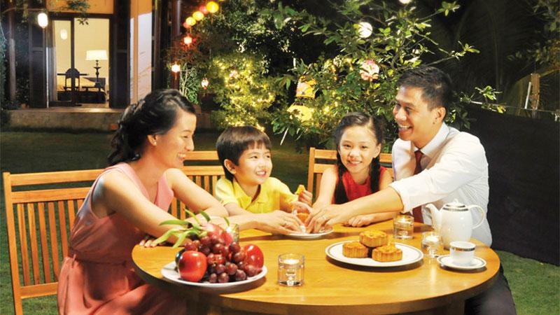 Để tạo nên một ly trà mật ong hoàn hảo cho đêm Trung thu, bạn nên chọn những loại trà tinh tế, nhẹ nhàng, giúp tôn vinh hương vị ngọt ngào của mật ong. Trà xanh, trà ô long hay trà hoa nhài là những lựa chọn lý tưởng, giúp hương vị Trung thu trở nên đặc biệt và trọn vẹn hơn.