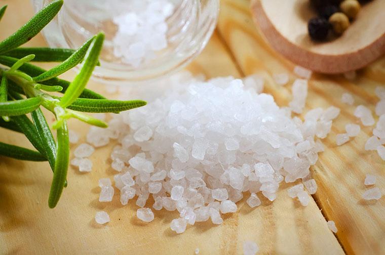 Rửa mặt bằng nước muối có thể thay thế sữa rửa mặt hay không?