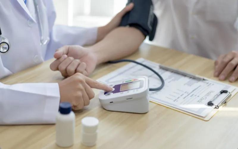 Cách đối phó với huyết áp thấp và những thực phẩm nên bổ sung để cải thiện tình trạng huyết áp