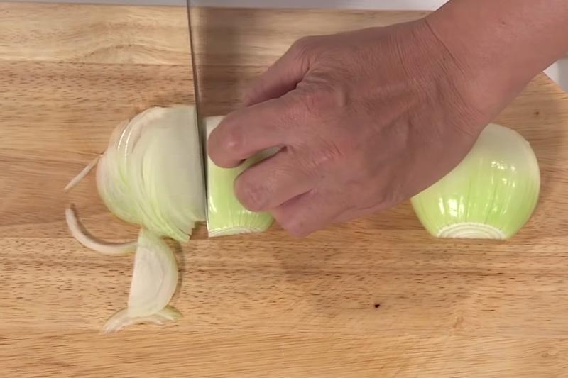 Khám phá cách chế biến súp hành tây kiểu Pháp thơm ngon, lạ miệng, một món ăn mà cả gia đình đều sẽ yêu thích.