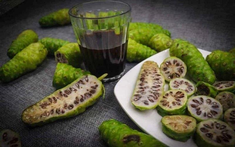 Khám phá công dụng và cách chế biến nước cốt trái nhàu nguyên chất