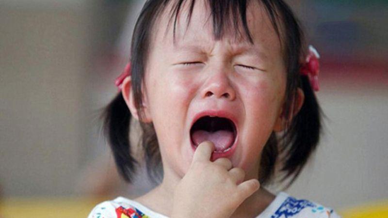 Các dấu hiệu cho thấy trẻ đang bị mất nước là những tín hiệu nguy hiểm mà ba mẹ cần đặc biệt chú ý để có thể can thiệp kịp thời.