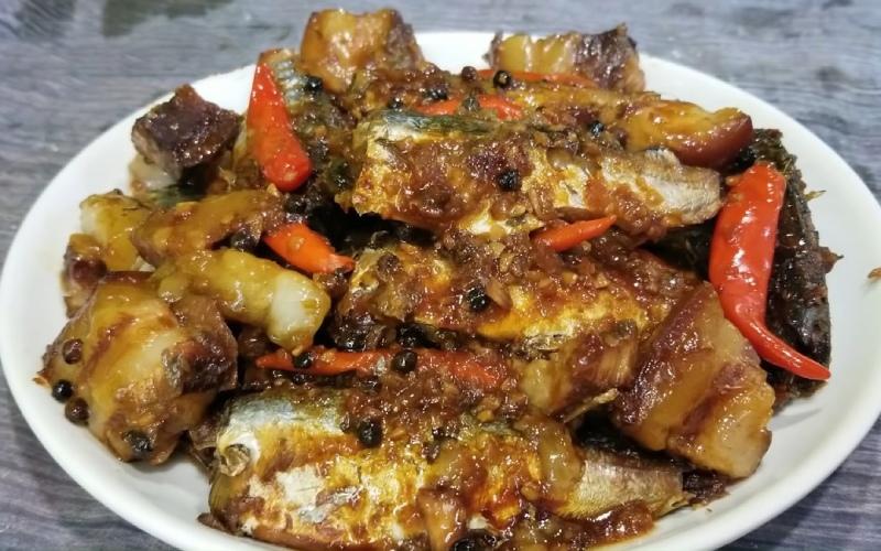Khám phá bí quyết chế biến món cá nục kho riềng kết hợp với thịt ba chỉ, thơm ngon, không hề tanh, mang lại hương vị tuyệt vời cho bữa ăn gia đình.