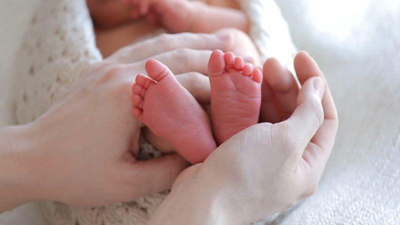 Cha mẹ cần làm gì khi trẻ sơ sinh gặp phải tình trạng tay chân lạnh giá?