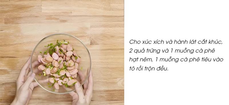 Mì gói xào xúc xích đơn giản nhưng vẫn đầy đủ hương vị và chất lượng, là sự lựa chọn tuyệt vời cho bữa ăn nhanh nhưng không kém phần ngon miệng.