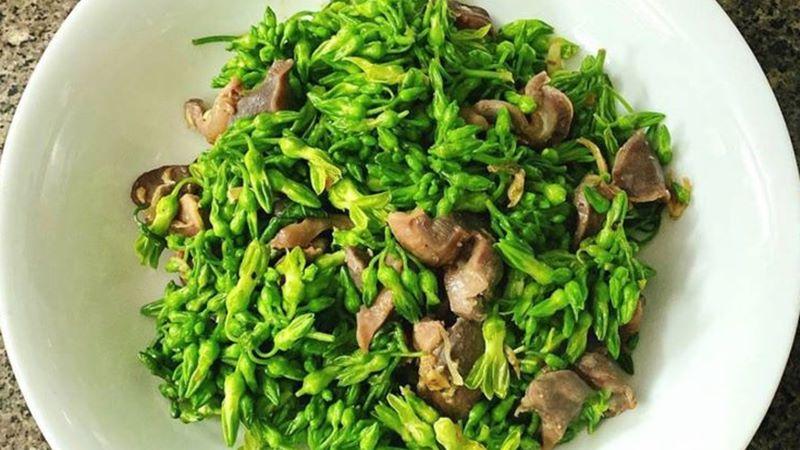 Khám phá cách làm món lòng gà xào hoa thiên lý, giòn ngon và thanh mát, đem đến sự tươi mới cho bữa cơm gia đình.
