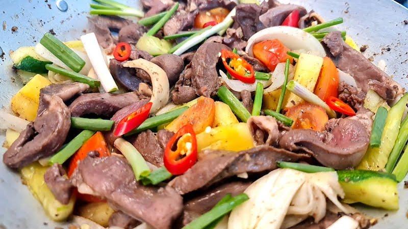 Hướng dẫn cách chế biến tim heo xào chua ngọt giòn giã, dễ làm, hấp dẫn, ai cũng phải lòng.