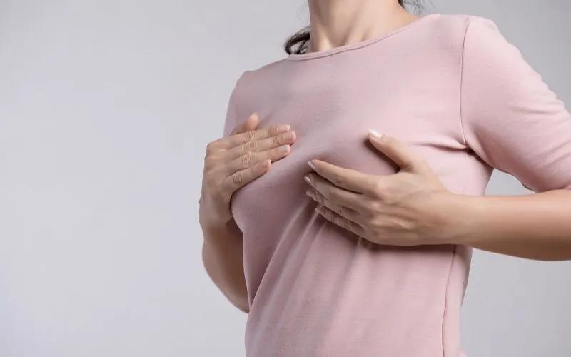 Làm thế nào khi ngực một bên to hơn bên còn lại khi cho con bú?