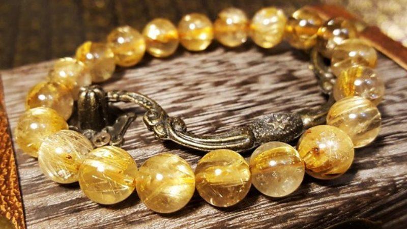 Khám phá 5 mẫu vòng tay phong thủy lý tưởng dành cho nam và nữ mệnh Kim, giúp cải thiện vận khí và thu hút năng lượng tích cực.