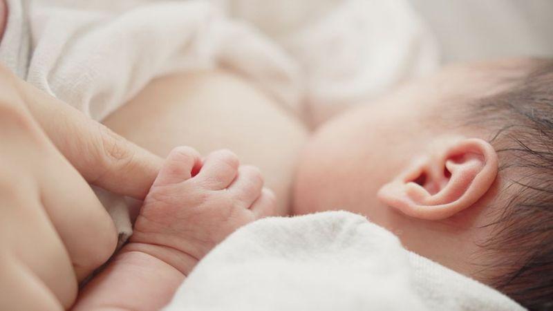 Những dấu hiệu cho thấy bé chưa được cung cấp đủ sữa mà mẹ cần nhận diện