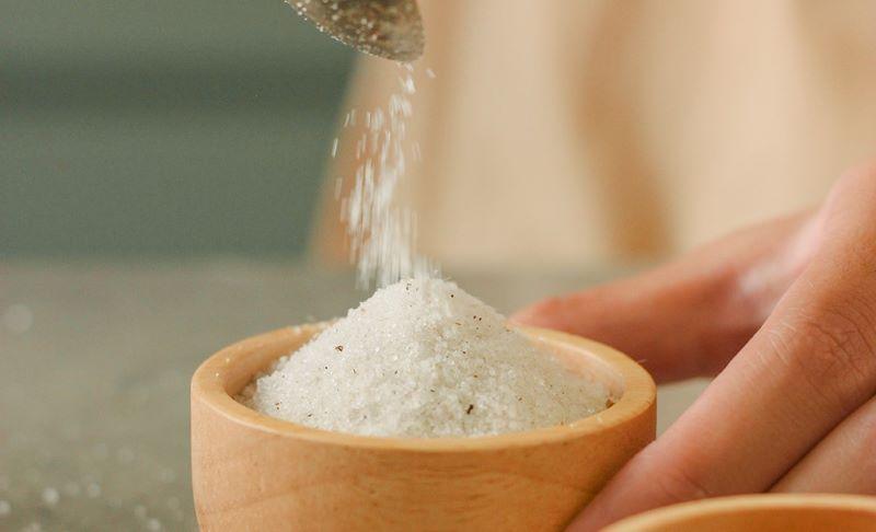 Cách chế biến muối hầm thơm ngon để chấm trái cây và hải sản