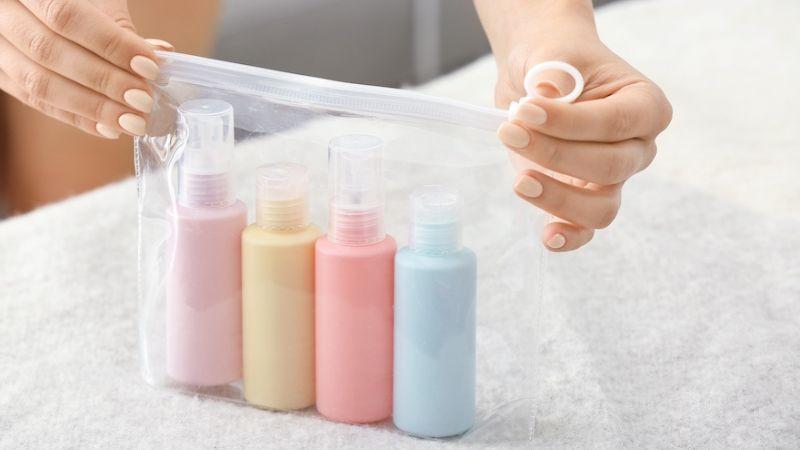 Liệu bạn có thể mang nước hoa lên máy bay không? Cùng khám phá cách vận chuyển nước hoa đúng quy định để đảm bảo chuyến bay của bạn diễn ra suôn sẻ.