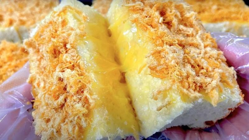 Hướng dẫn cách làm bánh mì chà bông sốt dầu trứng béo ngậy, thơm lừng và mềm mịn, một món ăn hấp dẫn dễ làm tại nhà.