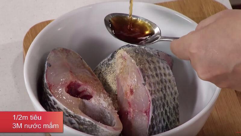 Khởi đầu tuần mới đầy hấp dẫn với món cá rô phi kho lá lốt, hương thơm ngào ngạt khiến ai nấy đều phải thèm ngay từ lần ngửi đầu tiên.
