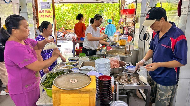 Hãy khám phá món 'canh bún trên lầu' tại một trong những quán canh bún nổi tiếng và được biết đến với nhiều tên gọi đặc biệt tại Sài Gòn, nơi mà mỗi bát canh bún đều chứa đựng sự tinh tế và hương vị đặc trưng.