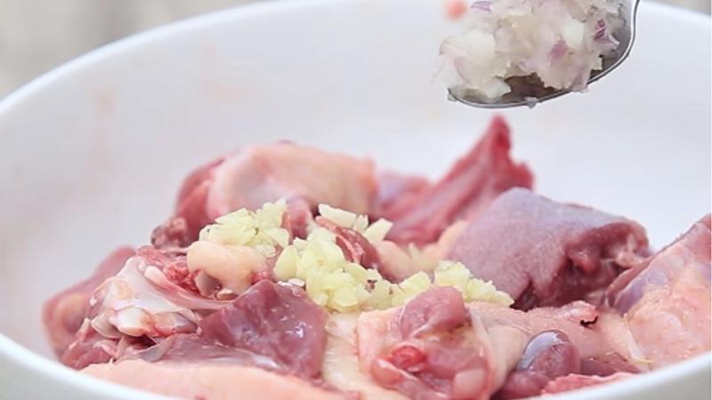 Khám phá ngay món vịt kho thơm độc đáo, chắc chắn bạn sẽ không thể rời mắt khỏi nồi cơm khi thưởng thức. Món ăn này không chỉ ngon mà còn cực kỳ dễ làm, chỉ cần xem qua là có thể làm ngay.
