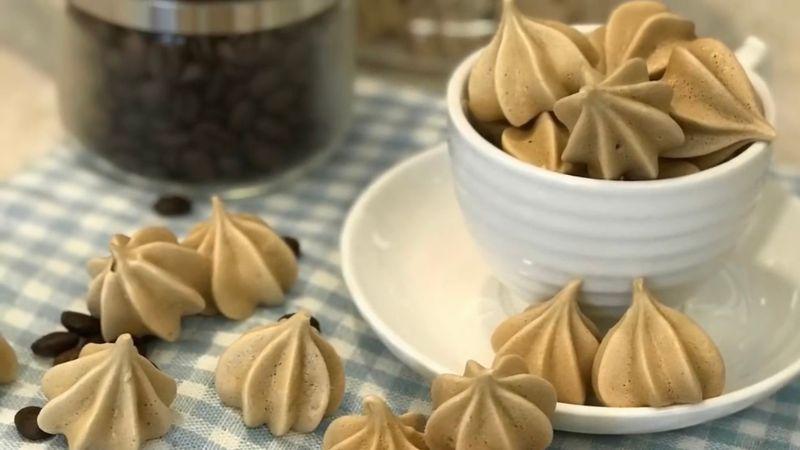 Cùng làm bánh Meringue cà phê để chiêu đãi gia đình, mang đến hương vị ngọt ngào và thơm lừng.