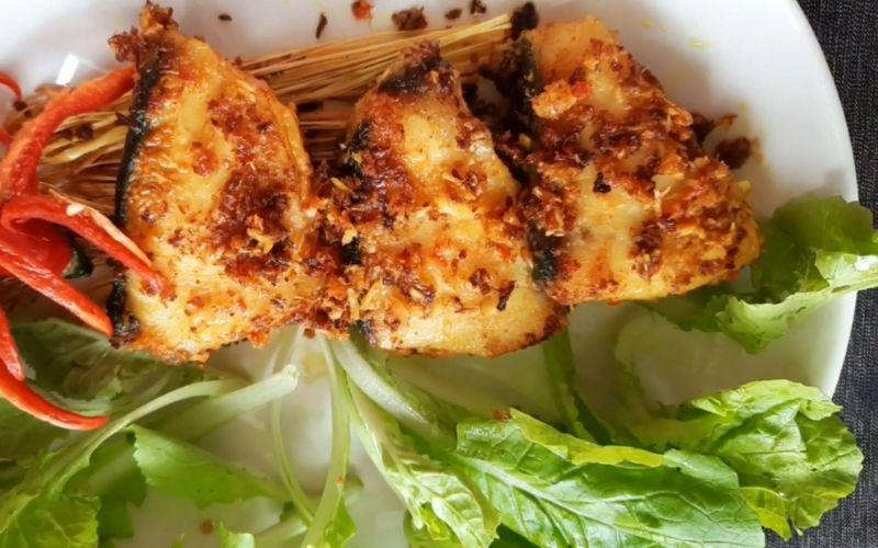 Khám phá hương vị độc đáo với món cá tầm chiên muối sả, thơm lừng đầy cuốn hút.