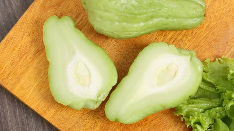 Mẹo gọt vỏ su su không lo mủ dính vào tay, dễ dàng thực hiện