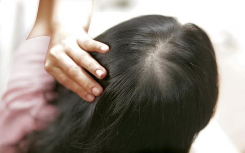 Cách tẩy tế bào chết cho da đầu giúp tóc không bị bết dính, luôn suôn mượt và bồng bềnh.