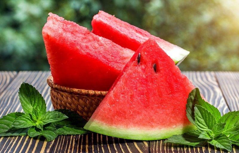 Dưa hấu là trái cây mùa hè được yêu thích, nhưng không ít người lo ngại rằng nó gây nóng. Vậy thực sự, ăn dưa hấu sẽ làm cơ thể mát hay nóng? Hãy cùng khám phá câu trả lời từ các chuyên gia.