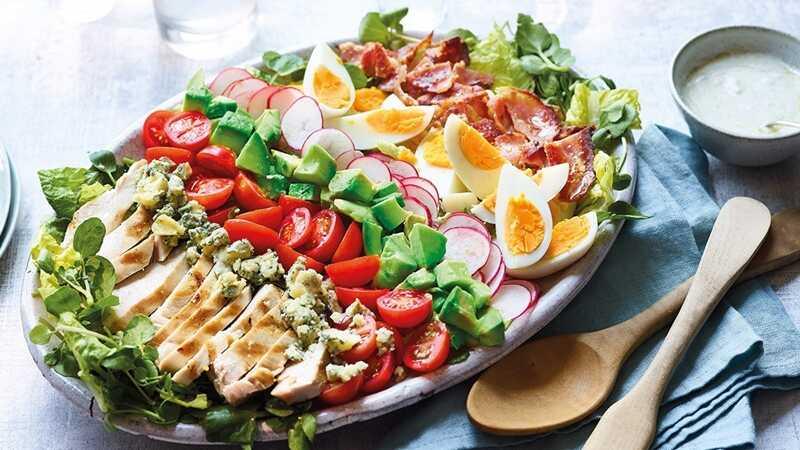Hướng dẫn chi tiết cách làm Cobb Salad ngon miệng, giàu dưỡng chất và dễ thực hiện ngay tại nhà.