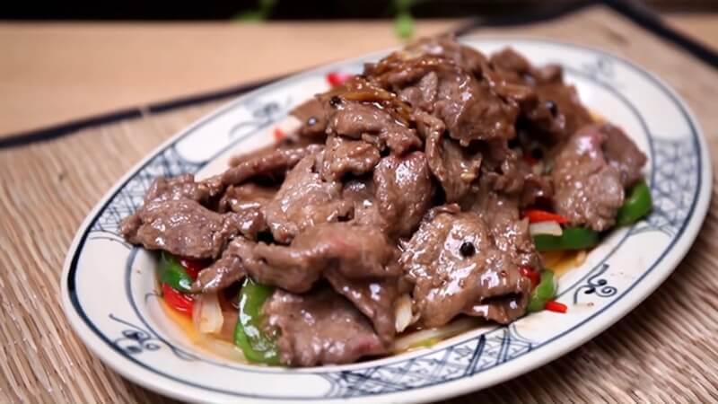 Hướng dẫn cách làm thịt bò sốt tiêu đen mềm ngon, làm món ăn hao cơm đầy hấp dẫn.