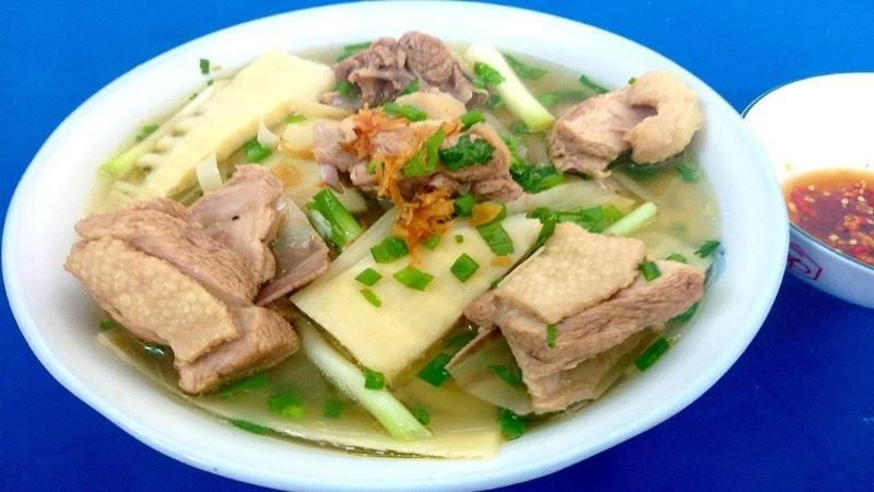 Khám phá 3 phương pháp chế biến món vịt với măng tươi, măng chua và măng khô, tạo nên những hương vị khó quên.