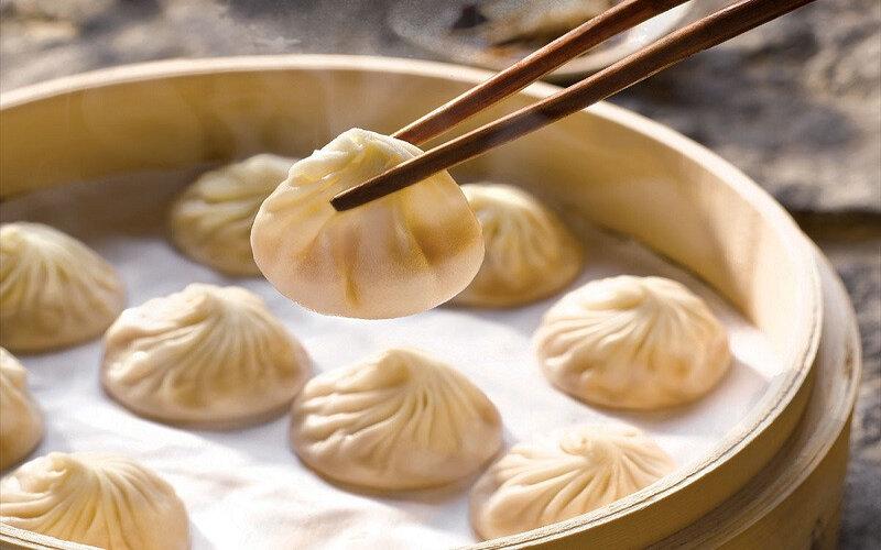 Xiao Long Bao là một món ăn đặc sắc với lớp vỏ bánh mỏng tang bao bọc nhân nước thơm ngon, mang đến trải nghiệm ẩm thực khó quên. Bạn có thể dễ dàng tự tay chế biến món ăn này ngay tại nhà để thưởng thức cùng gia đình và bạn bè.