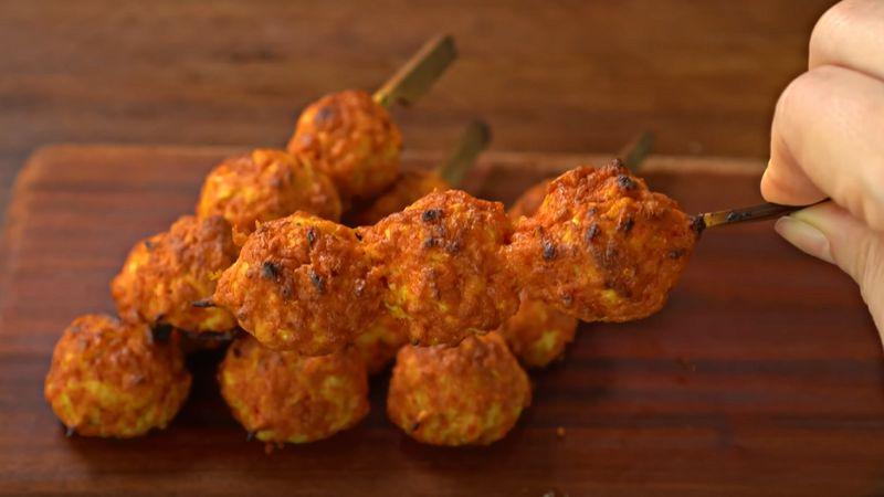 Hướng dẫn chi tiết cách chế biến gà viên tandoori đậm đà, ngập tràn hương vị quyến rũ.