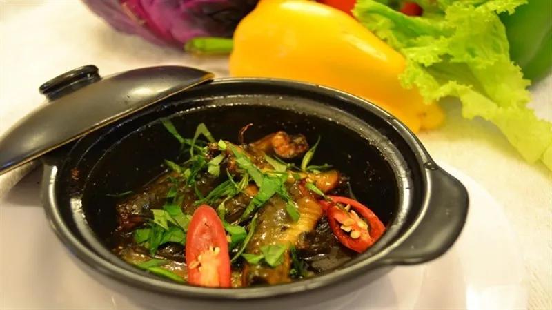 Món cá trê kho rau răm với hương vị tròn đầy khiến cả gia đình không thể ngừng thưởng thức.