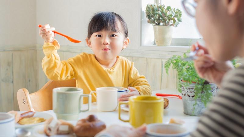 Chế độ ăn dặm BLW là phương pháp cho phép trẻ tự chọn lựa thực phẩm trong giai đoạn ăn dặm, với mục tiêu khuyến khích sự độc lập và phát triển kỹ năng ăn uống tự nhiên. Vậy BLW mang lại những lợi ích gì và làm thế nào để áp dụng phương pháp này hiệu quả cho bé?