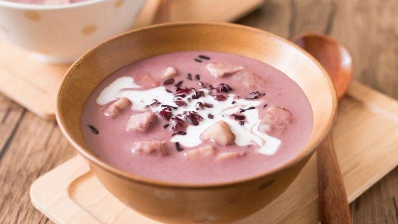 Khám phá công thức nấu chè nếp cẩm khoai môn, món ăn không chỉ giữ ấm mà còn giúp da sáng khỏe, rạng ngời.