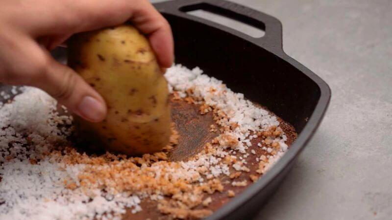 Khám phá 4 mẹo tuyệt vời để phục hồi khả năng chống dính của chảo chỉ với những nguyên liệu có sẵn trong bếp.