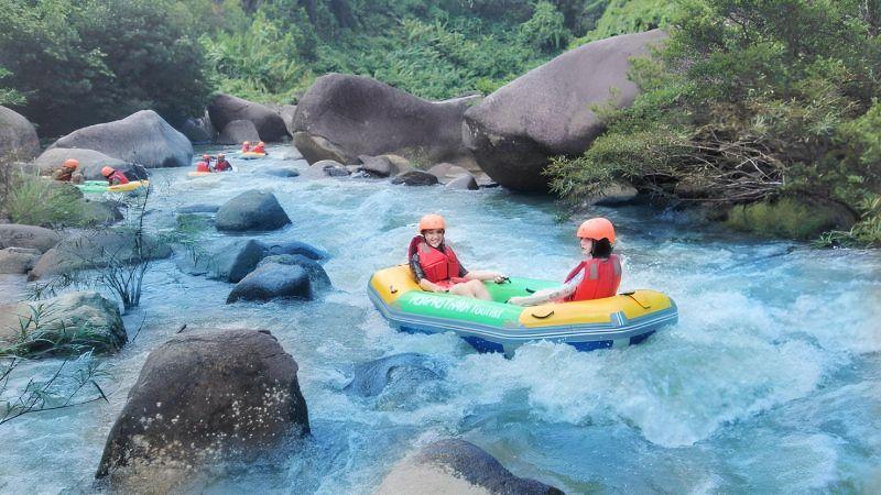 Khám phá cảm giác mạnh mẽ khi trượt thác tại khu du lịch thác Hòa Phú Thành, Đà Nẵng – một trải nghiệm không thể bỏ lỡ giữa thiên nhiên hùng vĩ.