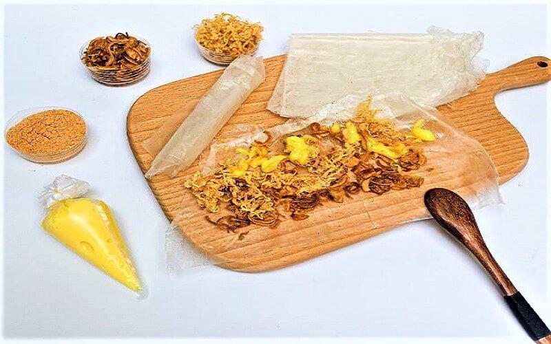 Tự tay làm món bánh tráng phơi sương hành phi đang 'gây bão' trên các trang mạng, không cần phải ra ngoài tiệm để thưởng thức.