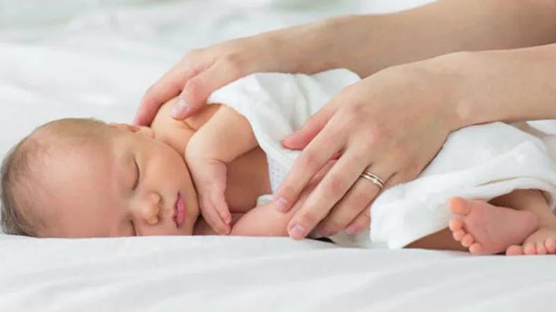 Sử dụng tã quần sớm có thể tác động đến sự phát triển của khớp háng ở trẻ nhỏ?