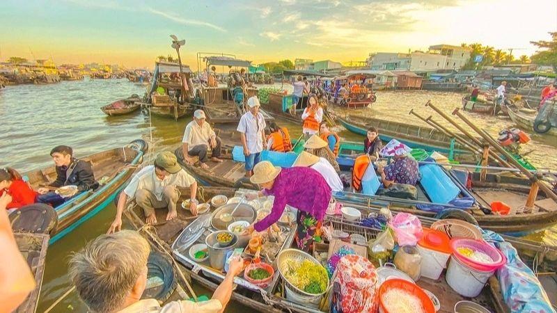 Khám phá chợ nổi Cái Răng Cần Thơ qua một góc nhìn mới mẻ và chi tiết, giúp bạn có những trải nghiệm trọn vẹn về nét đặc sắc văn hóa sông nước miền Tây. Cùng Tripi tìm hiểu và lên kế hoạch cho một chuyến du lịch thú vị đến nơi đây.