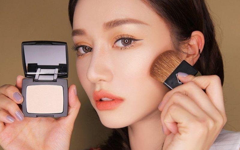 Bí quyết trang điểm cô dâu mặc áo dài đỏ sao cho thật nổi bật và ấn tượng.