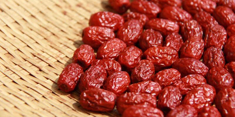 Táo đỏ khô có tác dụng gì đối với mẹ bầu và thai nhi? Hãy cùng tìm hiểu những lợi ích tuyệt vời mà loại quả này mang lại cho sức khỏe của mẹ và sự phát triển của thai nhi trong suốt thai kỳ.