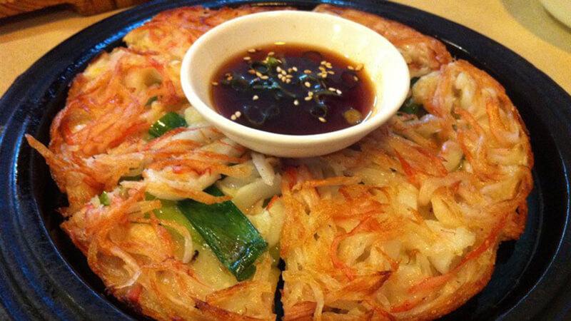 Công thức bánh xèo kim chi hải sản chuẩn vị Hàn Quốc, giúp bạn thưởng thức hương vị đặc trưng của món ăn này ngay tại nhà.