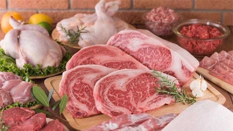 Khi vết thương chưa lành, việc kiêng một số loại thực phẩm là vô cùng cần thiết để hạn chế nguy cơ hình thành sẹo lồi. Các món ăn bạn nên tránh bao gồm thịt gà, thịt bò, thịt cầy, thực phẩm xông khói, hải sản, trứng gà, rau muống, đồ ăn cay, trà, cà phê và các loại bánh kẹo.