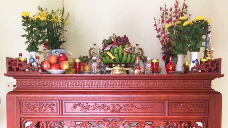 Cách trang trí bàn thờ vào dịp Tết không chỉ đơn giản là sắp xếp đồ vật, mà còn là một nghệ thuật thể hiện sự tôn trọng và lòng thành kính đối với tổ tiên. Cùng khám phá những phương pháp trang trí tinh tế và những điều cần kiêng kỵ để mang lại may mắn cho gia đình trong năm mới.