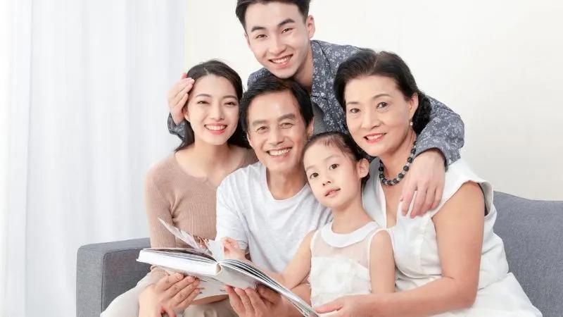 Bố mẹ nên làm gì để trẻ ngừng thói quen nói leo, ngắt lời người khác?