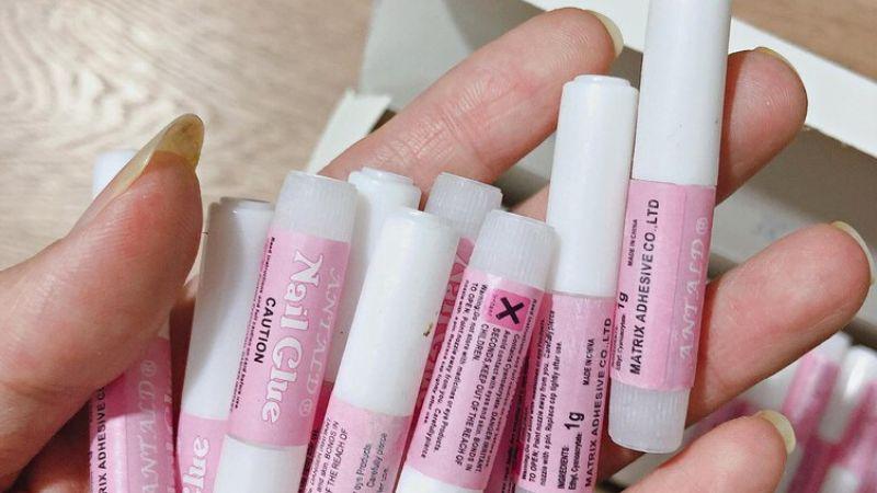 Khám phá những cách dán móng giả chắc chắn mà không cần dùng đến keo dán, mang đến vẻ đẹp tự nhiên và lâu dài cho bộ móng của bạn.