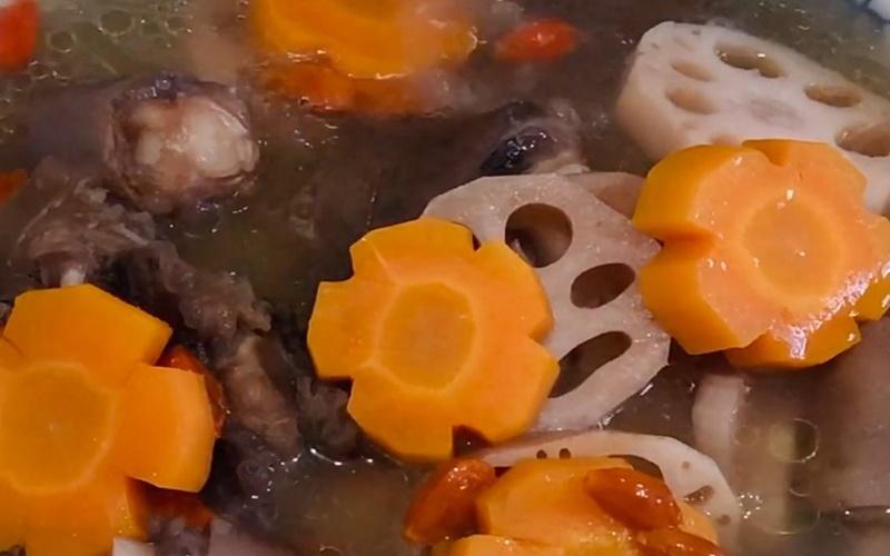 Hướng dẫn nấu canh đuôi bò hầm củ sen, mang đến hương vị đậm đà, thịt bò mềm mượt và nước canh ngọt dịu.