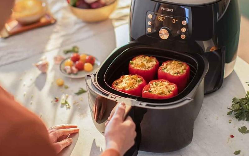 Khám phá 8 bí quyết giúp bạn tận dụng nồi chiên không dầu, nhanh chóng và hiệu quả, tiết kiệm thời gian nấu nướng.