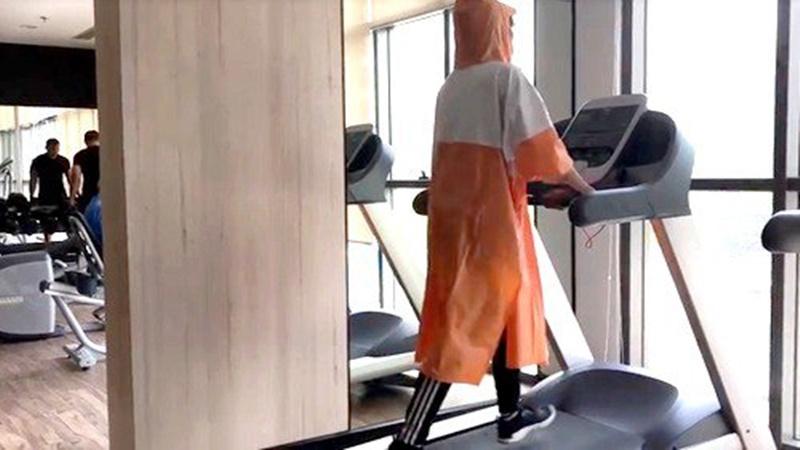 Chạy bộ và tập thể dục trong áo mưa có thể hỗ trợ giảm cân nhờ vào việc cơ thể phải tự điều chỉnh nhiệt độ, từ đó làm tăng nhịp tim và huyết áp, giúp đốt cháy calo hiệu quả.