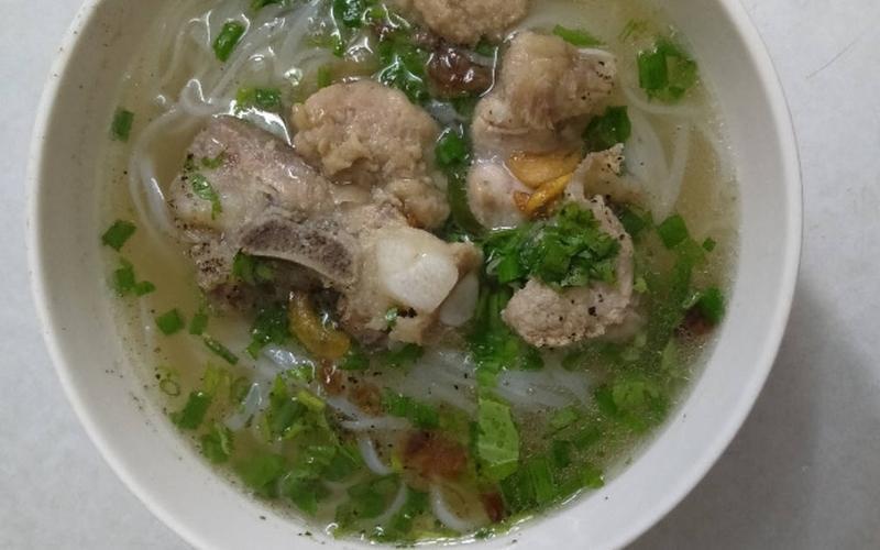 Cuối tuần này, hãy trổ tài với món hủ tiếu sườn thơm ngon, sườn mềm mượt, nước dùng ngọt thanh, đầy lôi cuốn. Chắc chắn sẽ khiến cả gia đình phải trầm trồ.